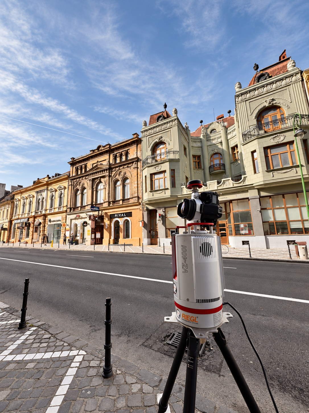Scaner laser pe trepied în fața clădirilor din Brașov — variantă editorială asistată AI a fotografiei de teren