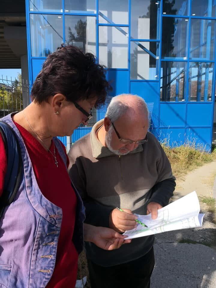 Echipa 3D Discovery pe teren, verificând plan topografic