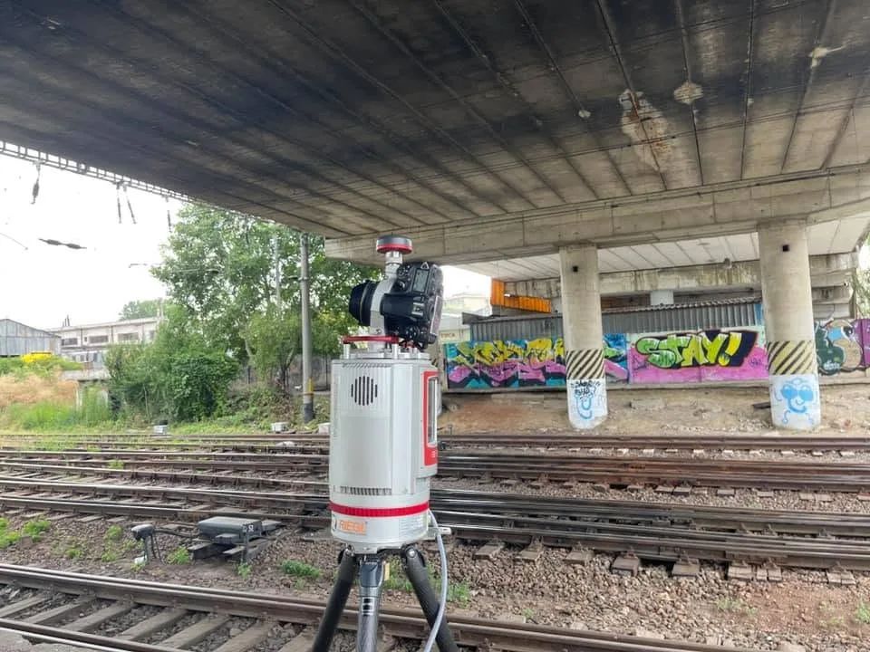 Mobile mapping LiDAR 3D Discovery — Scanare laser terestră cu Riegl VZ-400i sub un pod